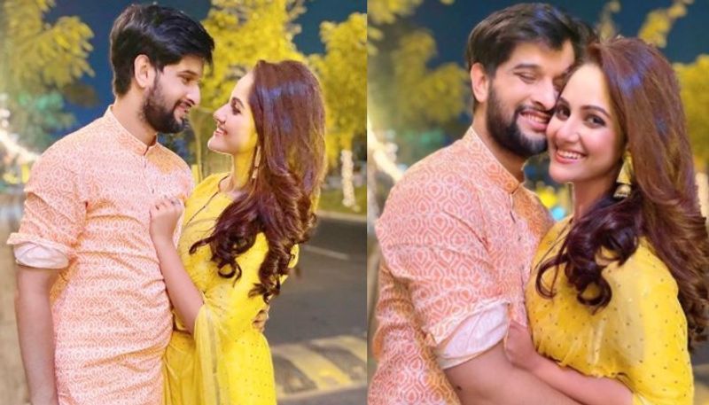 <p><br />
বিয়ের পরেই কাজে ফিরেছেন খড়কুটোর গুনগুন এবং কৃষ্ণকলির নিখিল। দুজনেই কাজে ব্যস্ত। তবে কাজের ফাঁকেও একে অপরের সঙ্গে খুনসুটিতে মজে তারকা দম্পত্তি।</p>