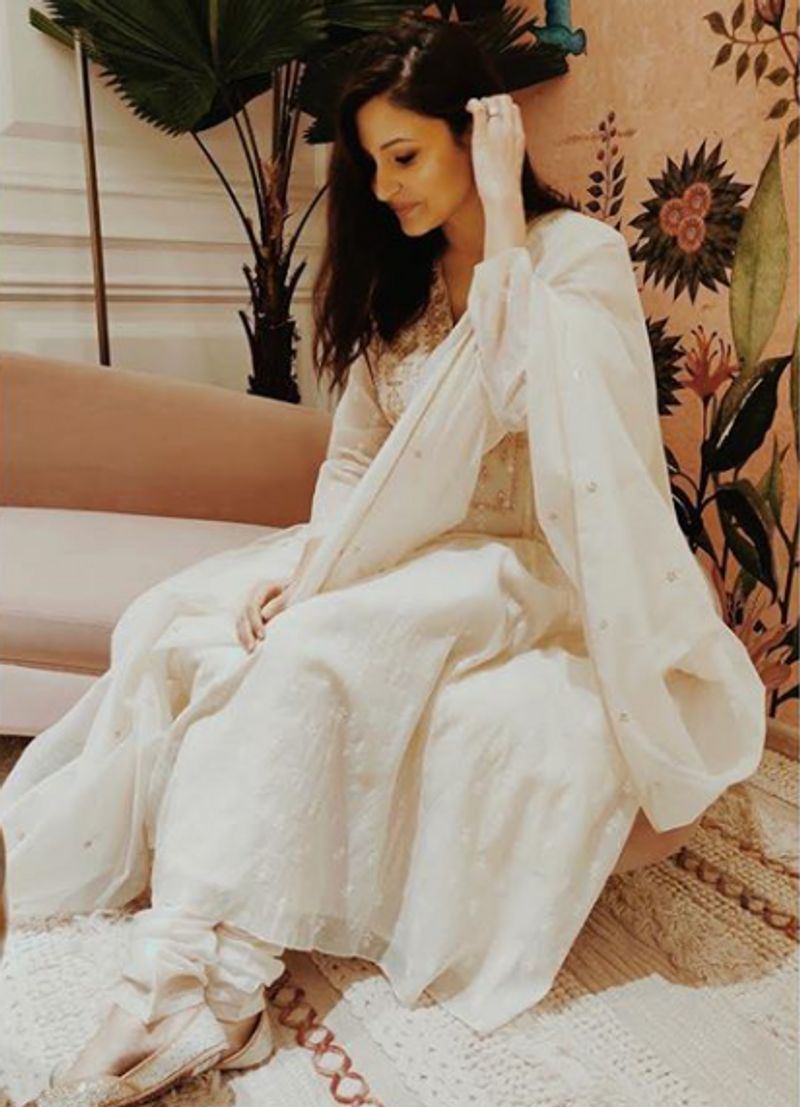 Actress Anushka Sharma enjoys perfect tea time with father candid photos goes viral BRd