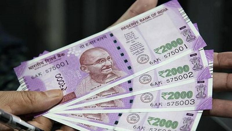 क्या है यह प्लान
एलआईसी (LIC) के इस खास प्लान का नाम जीवन आनंद पॉलिसी (Jeevan Anand Policy) है। यह उन लोगों को ध्यान में रख कर बनाई गई है, जिनकी आमदनी कम है। इस पॉलिसी को लॉन्च करने के पीछे मकसद यही है कि कम आमदनी वाले लोग भी अपना इन्श्योरेंस करवा सकें। इससे उन्हें लाइफ कवरेज तो मिलती ही है, पॉलिसी के मेच्योर होने पर अच्छी-खासी रकम भी मिलती है।
(फाइल फोटो)