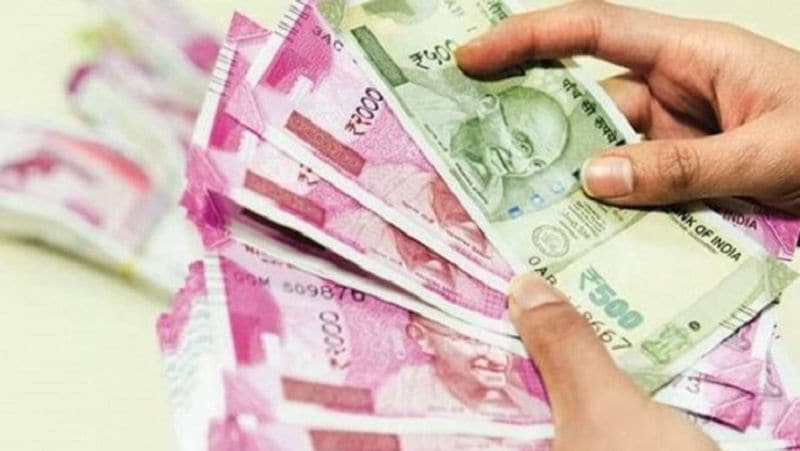 बोनस की सुविधा
एलआईसी (LIC) की इस पॉलिसी में बोनस की सुविधा भी मिलती है। इस पॉलिसी के तहत न्यूनतम सम एश्योर्ड 1 लाख रुपए है। वहीं, अधिकतम निवेश की कोई सीमा नहीं है। यह पॉलिसी एलआईसी की सभी अच्छी पॉलिसीज में से एक मानी जाती है।
(फाइल फोटो)
