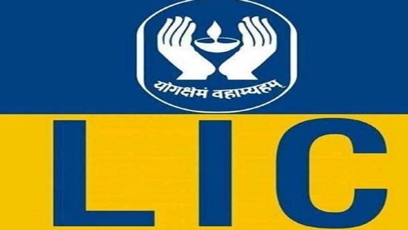 पॉलिसी की अवधि
जीवन आनंद पॉलिसी की अवधि 15 से 35 साल है। एलआईसी (LIC) की इस पॉलिसी को ऑफलाइन के साथ ऑनलाइन भी खरीदा जा सकता है। अब एलाईसी ने ऑनलाइन सुविधा शुरू कर दी है। इसमें ऑनलाइन प्रीमियम भी जमा किया जा सकता है।
(फाइल फोटो) 