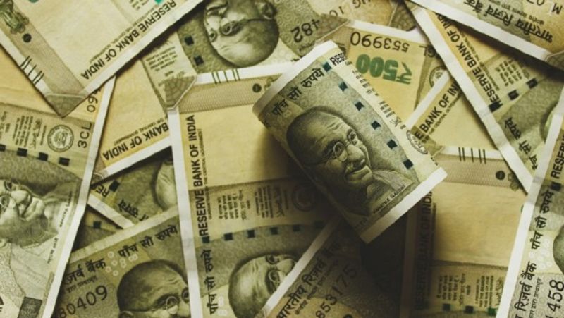 प्रीमियम का भुगतान
इस पॉलिसी के लिए सालाना, 6 महीने, 3 महीने और हर महीने प्रीमियम का भुगतान किया जा सकता है। पॉलिसी लेने के 3 साल बाद आप इसमें लोन लेने की सुविधा भी मिलती है। इस पॉलिसी में डेथ सम एश्योर्ड 500000 रुपए और बेसिक सम एश्योर्ड 400000 रुपए है।
(फाइल फोटो) 