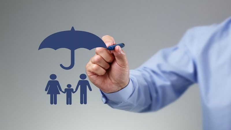 कैसे मिलेंगे 7 लाख रुपए
अगर कोई व्यक्ति 26 वर्ष की उम्र में 20 साल के टर्म प्लान में निवेश करना शुरू करता है और इसके साथ ही वह 400000 रुपए का सम एश्योर्ड चुनता है, तो उसे पहले साल 23344 रुपए के प्रीमियम का भुगतान करना होगा। इसके बाद दूसरे साल से प्रीमियम घट जाएगा, क्योंकि प्लान के मुताबिक टैक्स दर 4.5 फीसदी की जगह 2.25 फीसदी हो जाएगा। इस लिहाज से हर साल 23344 रुपए यानी रोज 63 रुपए का निवेश करना होगा। यह प्रीमियम 20 साल तक जमा करना होगा। इसके बाद मेच्योरिटी पर 764000 रुपए मिलेंगे।
(फाइल फोटो)
