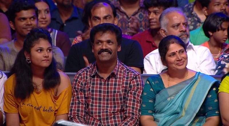 இந்நிலையில் கடந்த சில நாட்களுக்கு முன், லாஸ்லியா தன்னுடைய அம்மாவுடைய பிறந்தநாளில் எடுத்து கொண்ட புகைப்படத்தை இன்ஸ்டாகிராம் பக்கத்தில் போட்டுள்ளார். 