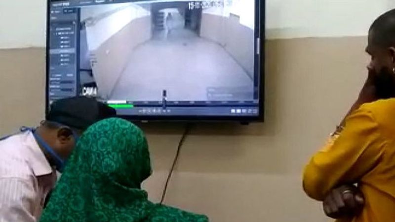 संयोगितागंज पुलिस मामले की जांच कर रही है। प्रत्यक्षदर्शियों ने बताया आरोपी तेजी से जाने के चक्कर में बच्ची सहित फिसलकर गिर पड़ी थी। हालांकि उसने तुरंत बच्ची को उठाया और अपनी एक्टिवा पर बैठकर गायब हो गई। आगे पढ़ें-इसी घटना के बारे में...