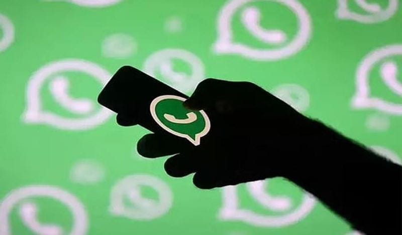 व्हाट्सऐप फाइल्स करें अपनेआप डिलीट: अगर आपके फ़ोन में स्पेस की दिक्कत है तो सेटिंग्स में जाकर आप फाइल के ऑटो डाउनलोड को क्लोज कर सकते हैं। इसके अलावा आप 5 एमबी से बड़े फाइल्स को फ़ोन के स्टोरेज सेटिंग में जाकर मैनेज स्पेस के जरिये भी डिलीट कर सकते हैं। 