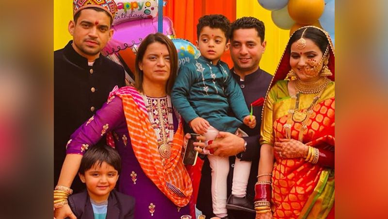 पृथ्वी की मम्मी रंगोली चंदेल ने अपने इंस्टाग्राम पर बेटे के बर्थडे सेलिब्रेशन की कई फोटोज शेयर की है।