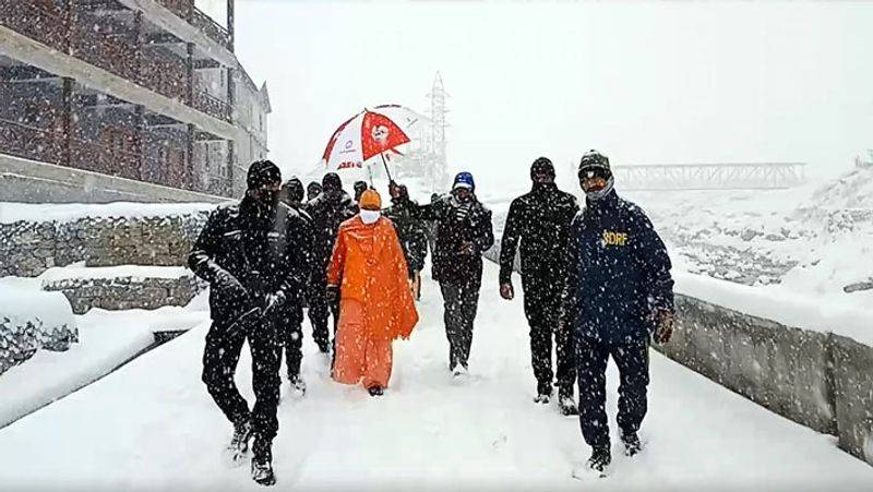 एक सक्रिय पश्चिम विक्षोभ (Western disturbance) उत्तर भारत में जम्मू-कश्मीर के करीब पहुंचने वाला है। इस सिस्टम का प्रभाव सोमवार से दिखेगा। मौसम विभाग ने पहले ही संभावना जताई थी कि 15 नवंबर से मौसम परिवर्तनशील रहेगा। यह तस्वीर केदारनाथ की है, जहां योगी आदित्यनाथ बर्फबारी में फंसे दिख रहे।
