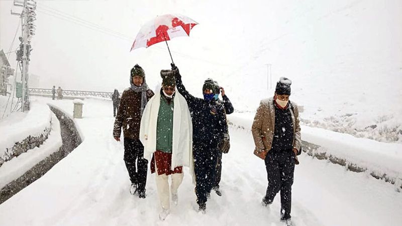 यह तस्वीर केदारनाथ की है, जहां उत्तराखंड के मुख्यमंत्री त्रिवेंद्र सिंह रावत बर्फबारी में फंसे दिख रहे।