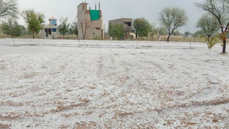 यह तस्वीर राजस्थान के जयपुर की है। यहां रविवार को ओले गिरे थे।