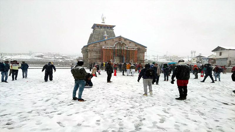 केदारनाथ में बर्फबारी के चलते मंदिर के कपाट बंद कर दिए गए हैं।