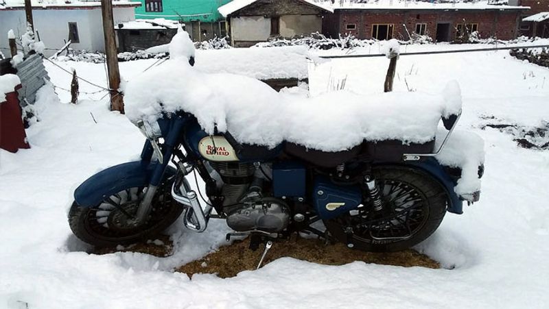 हिमाचल प्रदेश में बर्फबारी से ऐसा हाल हो गया है।