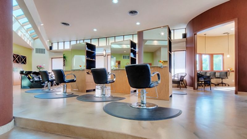 Business, earn lakhs of rupees every month by investing 50 thousand in beauty parlor