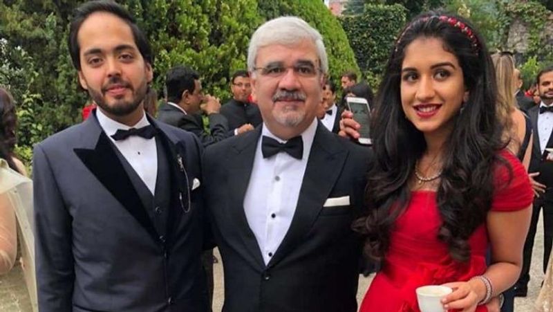 एक पार्टी के दौरान राधिका मर्चेंट अपने होने वाले पति अनंत अंबानी और पिता वीरेन मर्चेंट के साथ। रेड कलर की ड्रेस में राधिका मर्चेंट बहुत ही खूबसूरत दिख रही हैं। 