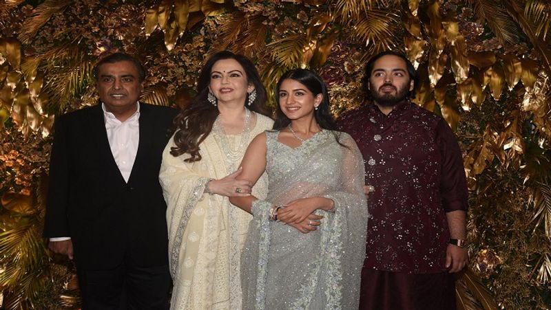 इस तस्वीर में राधिका मर्चेंट अपने होने वाले ससुर मुकेश अंबानी, सास नीता अंबानी और पति अनंत अंबानी के साथ दिख रही हैं। यह खास साड़ी उन्हें नीता अंबानी ने गिफ्ट की है, जिसकी कीमत लाखों में है। नीता अंबानी को खास मौकों पर अपनी बहुओं को साड़ी में देखना काफी पसंद है। 