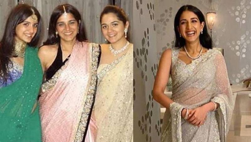 पहली तस्वीर राधिका मर्चेंट की बहन अंजलि मर्चेंट की शादी के मौके की है। इसमें राधिका मर्चेट साड़ी, नेकलेस और मांग टीके में खुद भी एक दुल्हन की तरह नजर आ रही हैं। वहीं, दूसरी तस्वीर अंबानी फैमिली में किसी फंक्शन की है। 