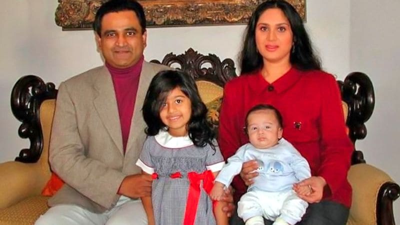 बॉलीवुड को अलविदा कहने के बाद मीनाक्षी ने 1995 में हरीश मैसूर नाम के एक बैंकर से शादी कर ली। ये शादी न्यूयॉर्क में रजिस्टर कराई गई। शादी के बाद दोनों पूरे परिवार के साथ ही टेक्सास में सैटल हो गए। मीनाक्षी और हरीश के दो बच्चे हैं, बेटी का नाम केंद्रा और दूसरे का नाम जोश है। अमेरिका में बसने के बाद मीनाक्षी दोबारा कभी सिल्वर स्क्रीन पर नजर नहीं आईं।