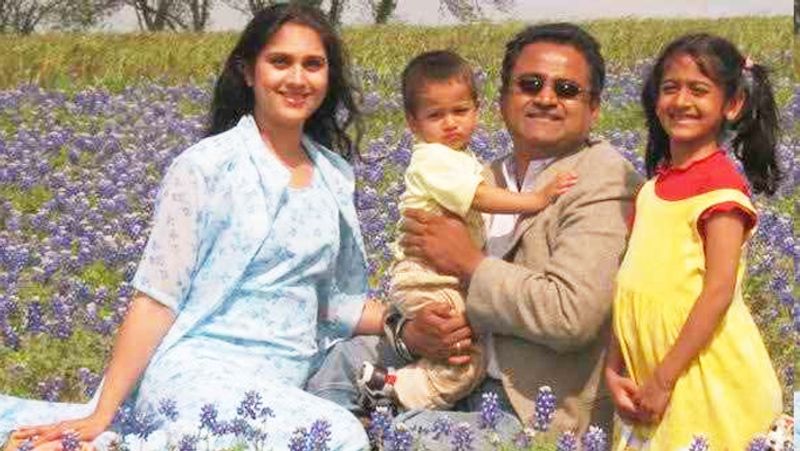 पति हरीश मैसूर और बच्चों के साथ मीनाक्षी शेषाद्रि।