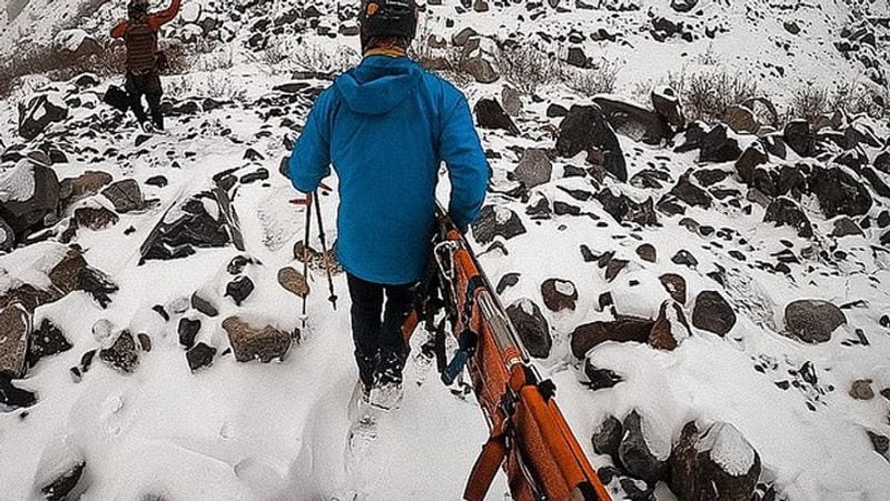 वह लगभग 45 मिनट तक मृत रहा, फिर भी टीमों ने उसे एक एक्स्ट्राकोर्पोरियल झिल्ली ऑक्सीजनेशन (ईसीएमओ) मशीन तक पहुंचा दिया। डॉक्टर्स ने हार नहीं मानी और एक मरे हुए इंसान को जिंदा करने का करिश्मा कर दिखाया।