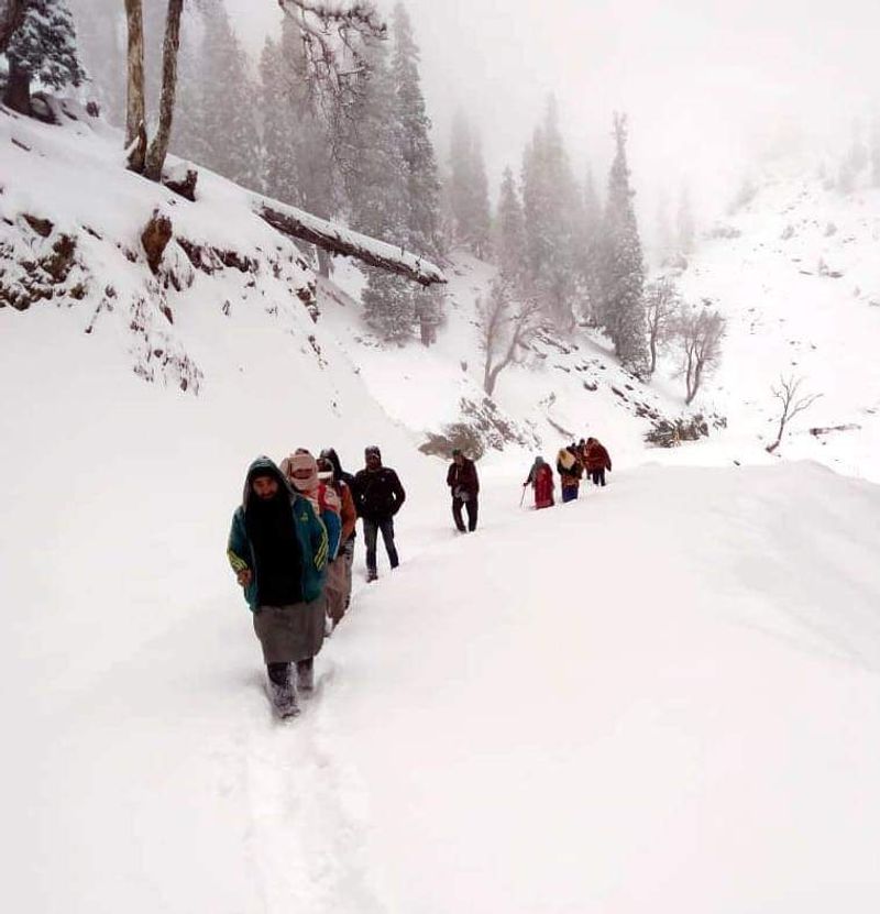 kashmir tourism hoping in snowfall photo story