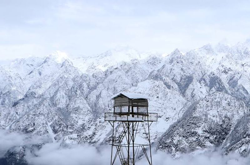 kashmir tourism hoping in snowfall photo story