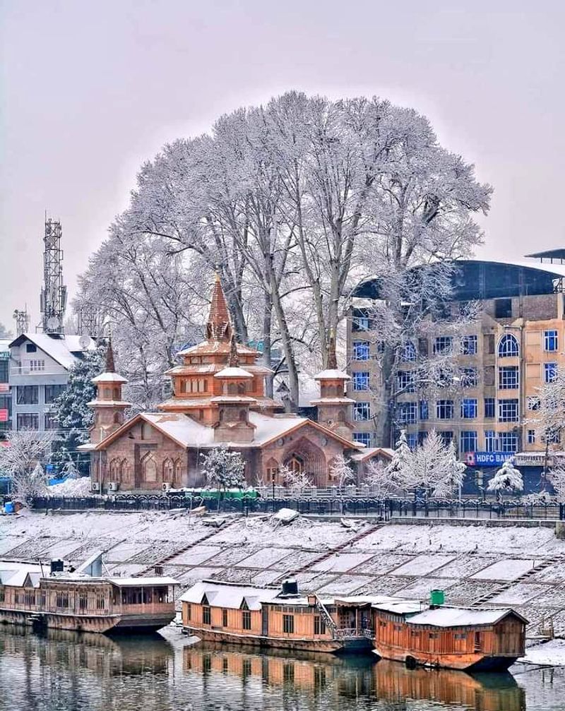 kashmir tourism hoping in snowfall photo story