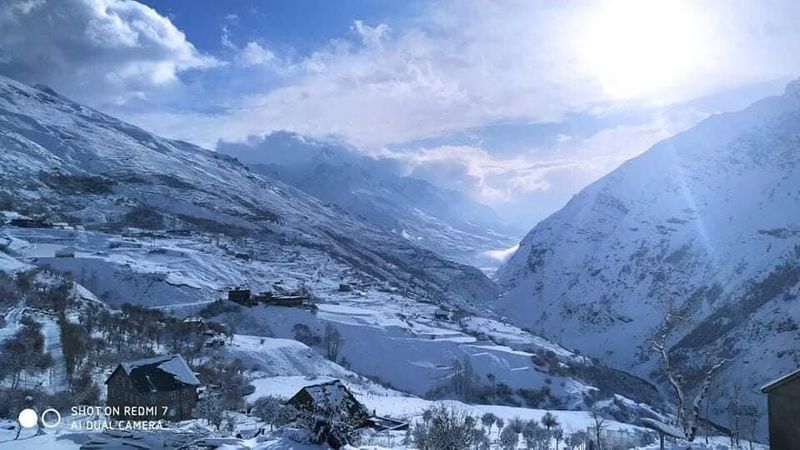 kashmir tourism hoping in snowfall photo story