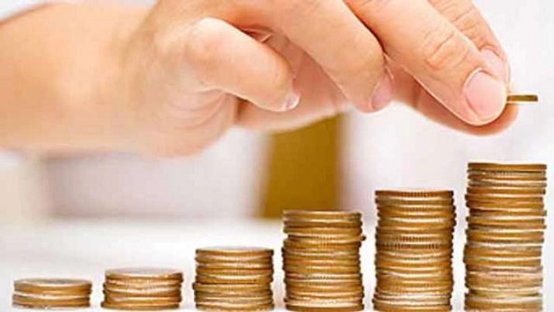 सीनियर सिटिजन सेविंग्स स्कीम
पोस्ट ऑफिस के सीनियर सिटिजन सेविंग्स स्कीम (SCSS) में 60 साल या इससे ज्यादा उम्र का कोई भी व्यक्ति निवेश कर सकता है। इस योजना में जमा राशि पर 7.4 फीसदी की दर से ब्याज मिलता है। इस योजना में अधिकतम 15 लाख रुपए का निवेश किया जा सकता है। वहीं, जॉइंट अकाउंट में 30 लाख रुपए तक का निवेश किया जा सकता है। इस स्कीम में न्यूनतम 1000 रुपए की राशि से अकाउंट खोला जा सकता है। इस स्कीम में भी इनकम टैक्स की धारा 80 सी के तहत टैक्स से छूट मिलती है।
(फाइल फोटो)