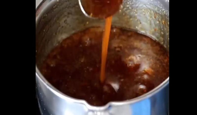 अभी गैस की फ्लेम को लो ही रखना है और इसे लगातार चलाते रहना है। चटनी की कंसिस्टेंसी गाढ़ी रहेगी। इसे चलाते रहे ताकि नीचे से ये चिपके ना।
