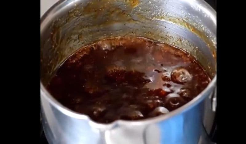 थोड़ी देर में चटनी ऐसी गाढ़ी हो जाएगी। इसका रंग गहरा भूरा हो जाएगा। अब आप गैस बंद बंद कर दें।
