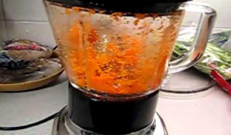 अब गाजर को मिक्सी में डालें और उसे पीस लें। गाजर को थोड़ा दरदरा रखें। साथ ही थोड़ा-थोड़ा कर सारे गाजर को अच्छे से पीस लें। 