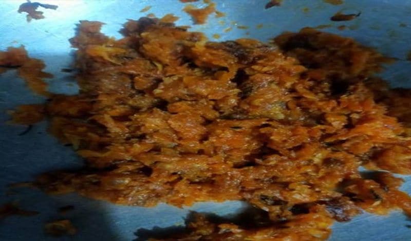 अब गैस पर कड़ाही चढ़ाएं। उसमें दो चम्मच घी डालें। घी गर्म होने पर उसमें गाजर मिला दें। इसे दो से तीन मिनट तक चलाएं।
