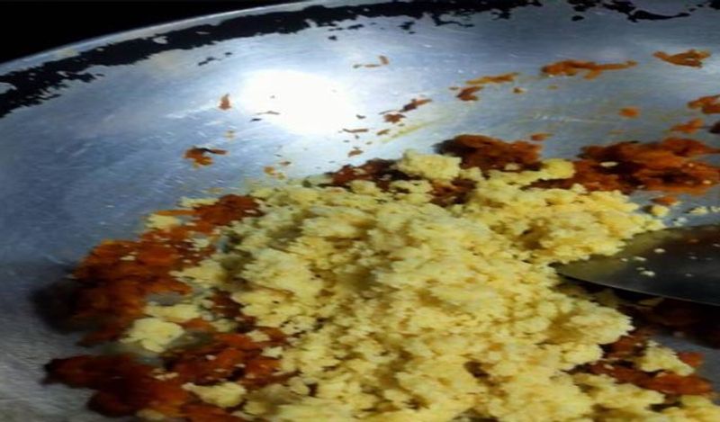 पांच मिनट के बाद गाजर में मावा मिला दें। इसे पांच मिनट तक भूनें। मावा को गर्म कर गाजर में मिलने तक पकाएं। 