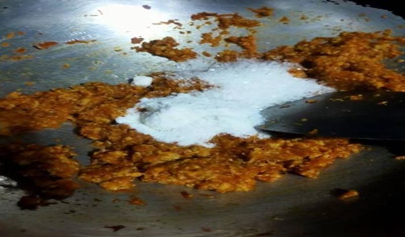 जब गाजर और मावा मिक्स हो जाएं तब इसमें चीनी मिला दें। साथ ही उसमें इलायची पाउडर मिला दें। अब गाजर को अच्छे से चलाएं।
