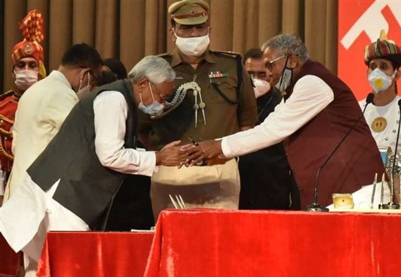 राजभवन में मुख्यमंत्री पद की शपथ लेने के बाद राज्यपाल फागू चौहान का अभिवादन करते लगातार चौथी बार सीएम बने नीतीश कुमार।