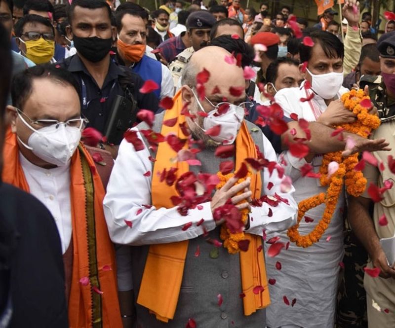 एनडीए की फिर से बिहार में सरकार बनने पर पहली बार आए केंद्रीय गृह मंत्री अमित शाह और बीजेपी अध्यक्ष जेपी नड्डा का गुलाब के फूल से कुछ इस तरह स्वागत किया गया।