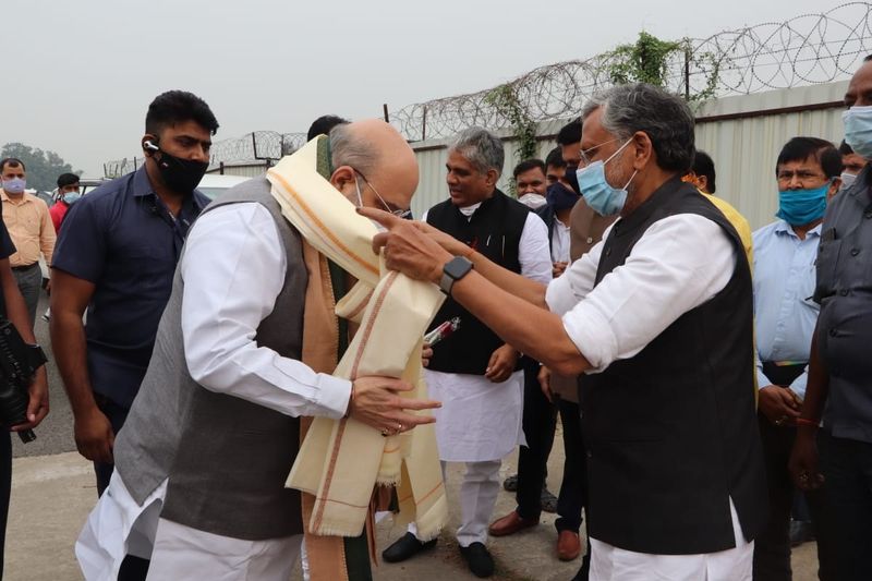 डिप्टी सीएम सुशील मोदी ने एक तस्वीर ट्टीट किया, जिसमें उन्होंने लिखा कि केंद्रीय गृह मंत्री श्री अमित शाह जी एवं भाजपा के राष्ट्रीय अध्यक्ष श्री जे पी नड्डा जी के पटना आगमन पर हवाई अड्डा में स्वागत करते हुए।
