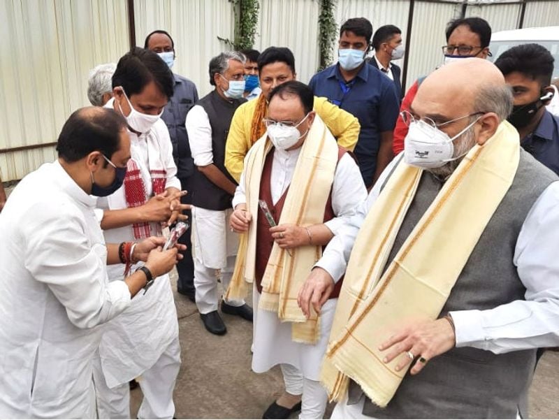 नीतीश के शपथ ग्रहण कार्यक्रम में पटना पहुंचे गृह मंत्री अमित शाह और पार्टी अध्यक्ष जेपी नड्डा का एयरपोर्ट पर भाजपा नेताओं ने स्वागत किया। डिप्टी सीएम की राह से दूर हुए सुशील कुमार मोदी अलग-थलग दिखे।