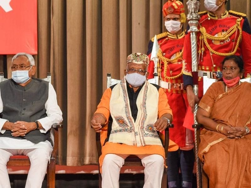 राजभवन में आयोजित शपथ ग्रहण समारोह पर तैयार मंच पर तीन कुर्सियां पहले ही लगाई गई थी। इससे साफ हो गया था कि बिहार में दो डिप्टी सीएम बनेंगे। बाद में इन कुर्सियों पर नीतीश कुमार के साथ तारकिशोर (बीच में) और रेणु देवी बैठी।