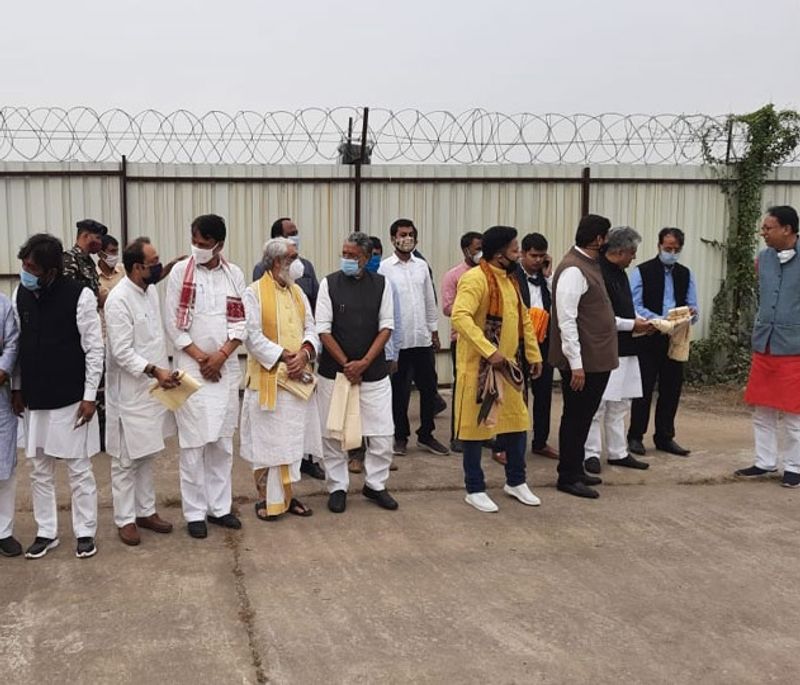एयरपोर्ट पर केंद्रीय गृह मंत्री अमित शाह और बीजेपे के राष्ट्रीय अध्यक्ष जेपी नड्डा का इंतजार करते नेतागण।