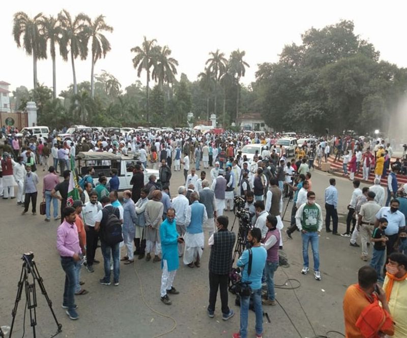 शपथ ग्रहण समारोह के दौरान बाहर जुटी भीड़।