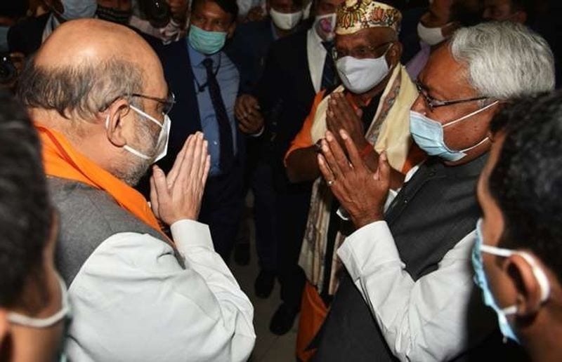 शपथ ग्रहण समारोह में पहुंचे केंद्रीय गृह मंत्री अमित शाह का स्वागत करते सीएम नीतीश कुमार। 