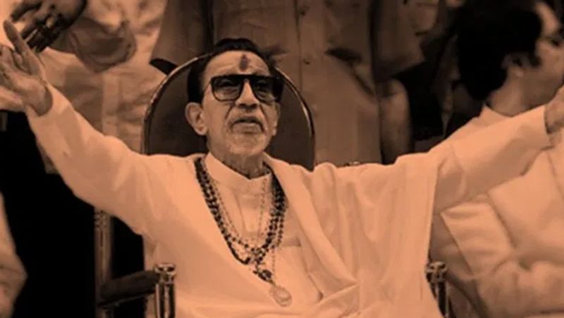 बाला साहेब ने पूर्व पीएम इंदिरा गांधी का इमरजेंसी में खुलकर समर्थन किया था। जबकि वे विपक्ष में थे।
