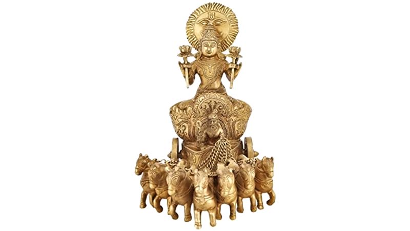 2. पूजा स्थल पर सूर्य भगवान की मूर्ति स्थापित करें। उस पर गंगाजल छिड़कें। इसके बाद रोली से टीका कर लाल रंग का पुष्प चढ़ाएं और गुड़ का भोग लगाएं। माना जाता है कि ऐसा करने से सूर्य भगवान आपके दोष दूर करते हैं और उनकी कृपा हमेशा बनी रहती है।
