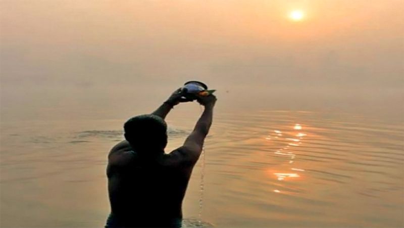 3. मान्यता है कि छठ पूजा के दिन अगर उगते हुए सूरज को तांबे के लोटे से अर्घ्य दिया जाए तो व्रती की सभी मनोकामनाएं पूरी होती हैं और उसकी कुंडली से सूर्य दोष भी मिट जाता है।
