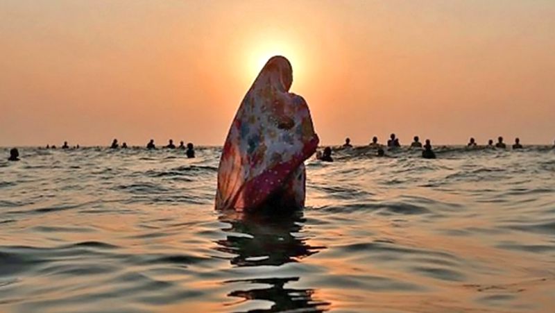 4. छठ पूजा पर सूर्य को अर्घ्य देते समय इनमें से कोई भी 1 मंत्र बोलें-
ऊं घृणि सूर्याय नम:
ऊं भास्कराय नम:
ऊं घृणि सूर्याय नम:

