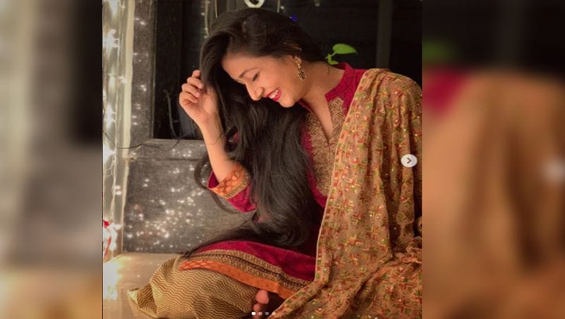 कभी अपने बालों को लहराती, तो कभी जुड़ा बनाकर कहर ढाती उनकी तस्वीरें खूब वायरल हो रही है। उनका इस तरह शर्माना फैंस का दिल जीत रहा है। अब तक हजारों लोग उनकी तस्वीरों पर लाइक और कमेंट कर चुके हैं।