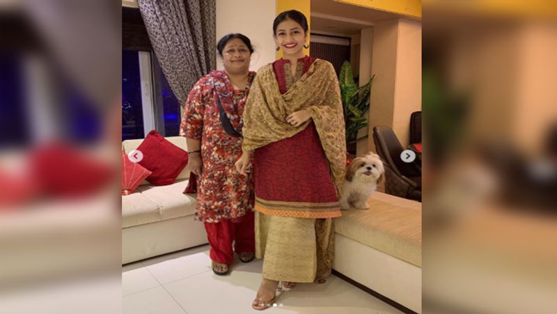 इसके साथ ही धनाश्री ने अपनी मां के साथ भी अपनी एक फोटो शेयर की है, जिसमें दोनों ही कमाल की लग रही हैं।
