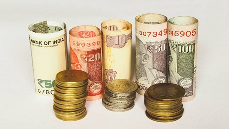 नेशनल सेविंग्स सर्टिफिकेट
पोस्ट ऑफिस के नेशनल सेविंग्स सर्टिफिकेट (NSC) का मेच्योरिटी पीरियड 5 साल का है। इस पर मौजूदा सालाना ब्याज दर 6.8 फीसदी है। नेशनल सेविंग्स स्कीम में मिनिमम 1000 रुपए से निवेश शुरू किया जा सकता है। इस स्कीम में निवेश की कोई अधिकतम सीमा नहीं है। नेशनल सेविंग्स सर्टिपिकेट स्कीम में सिंगल या जॉइंट खाता खोला जा सकता है। इसमें 10 साल से ज्यादा उम्र के नाबालिग और दिमागी रूप से कमजोर व्यक्ति के नाम पर भी निवेश किया जा सकता है। नेशनल सेविंग्स सर्टिफिकेट में किए गए निवेश पर इनकम टैक्स कानून के सेक्शन 80 सी के तहत टैक्स छूट मिलती है। नेशनल सेविंग्स सर्टिफिकेट जारी होने से मेच्योरिटी डेट के बीच एक बार एक व्यक्ति से दूसरे व्यक्ति के नाम पर ट्रांसफर भी किया जा सकता है।
(फाइल फोटो)
