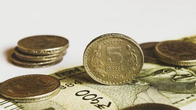 मंथली इनकम स्कीम
पोस्ट ऑफिस की मंथली इनकम स्कीम (MIS) का मेच्योरिटी पीरियड 5 साल है। इस पर मौजूदा ब्याज दर 6.6 फीसदी सालाना है। इसका भुगतान हर महीने किया जाता है। पोस्ट ऑफिस मंथली इनकम स्कीम में मिनिमम 1000 रुपए से अकाउंट खोला जा सकता है। मैक्सिमम इन्वेस्टमेंट लिमिट सिंगल अकाउंट के लिए 4.5 लाख रुपए और जॉइंट अकाउंट के लिए 9 लाख रुपए है। अकाउंट को 10 साल से ज्यादा उम्र के नाबालिग और दिमागी रूप से कमजोर व्यक्ति के नाम पर भी खुलवाया जा सकता है। अगर कोई इस अकाउंट को मेच्योर होने के पहले बंद कराना चाहता है, तो ऐसा 1 साल पूरा होने के बाद ही किया जा सकता है।(फाइल फोटो)